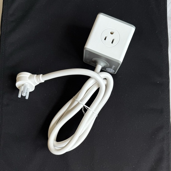 Huntkey 4 Outlets Surge Protector 3 USB Ports 5V/2.4A,5-Foot SMC 40724 Open Box - Picture 3 of 15